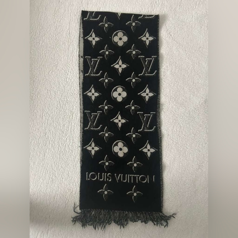 Louis Vuitton Black and White Scarf